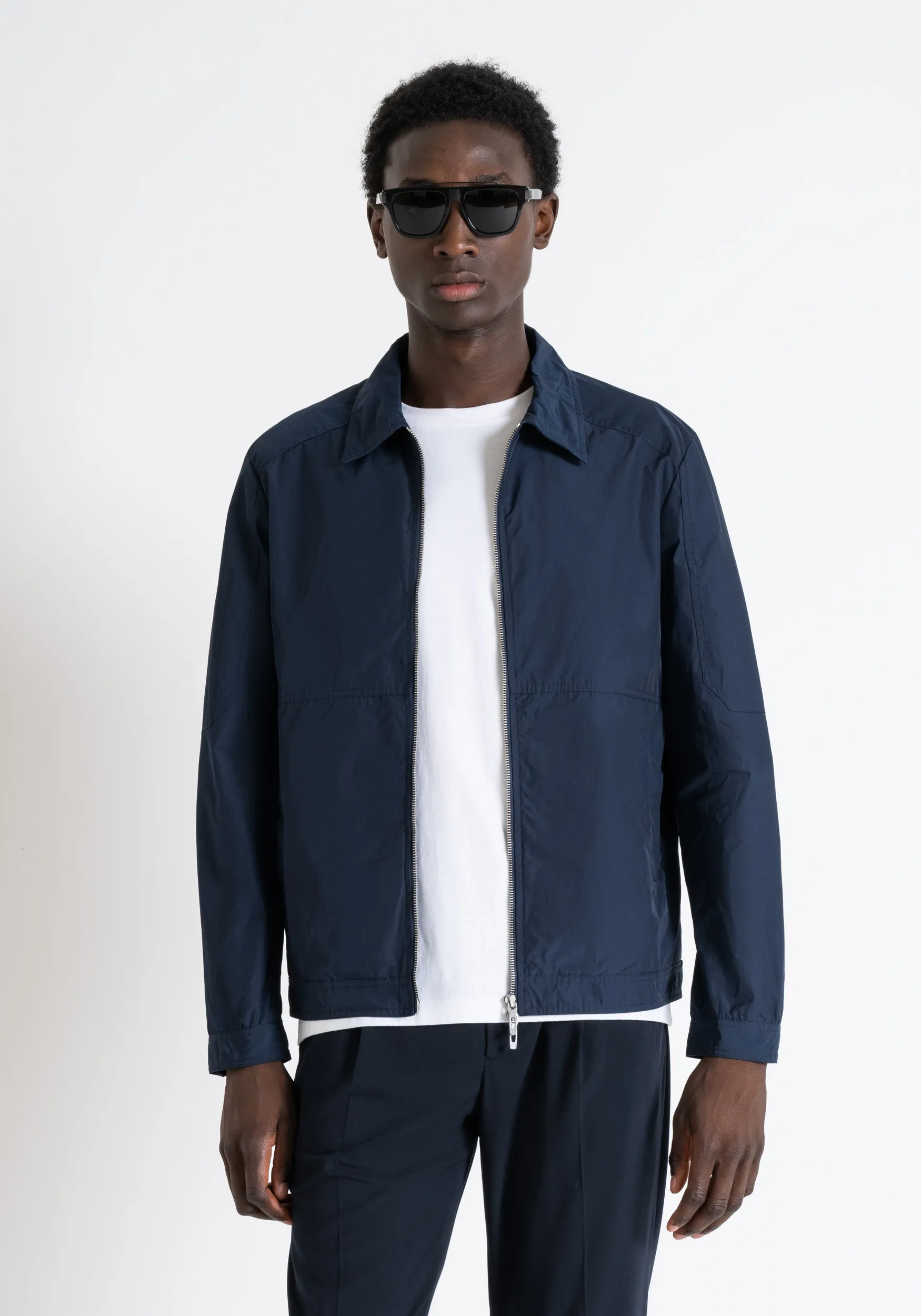 CHAQUETA REGULAR FIT DE SARGA TÉCNICA CON PLACA CON LOGOTIPO