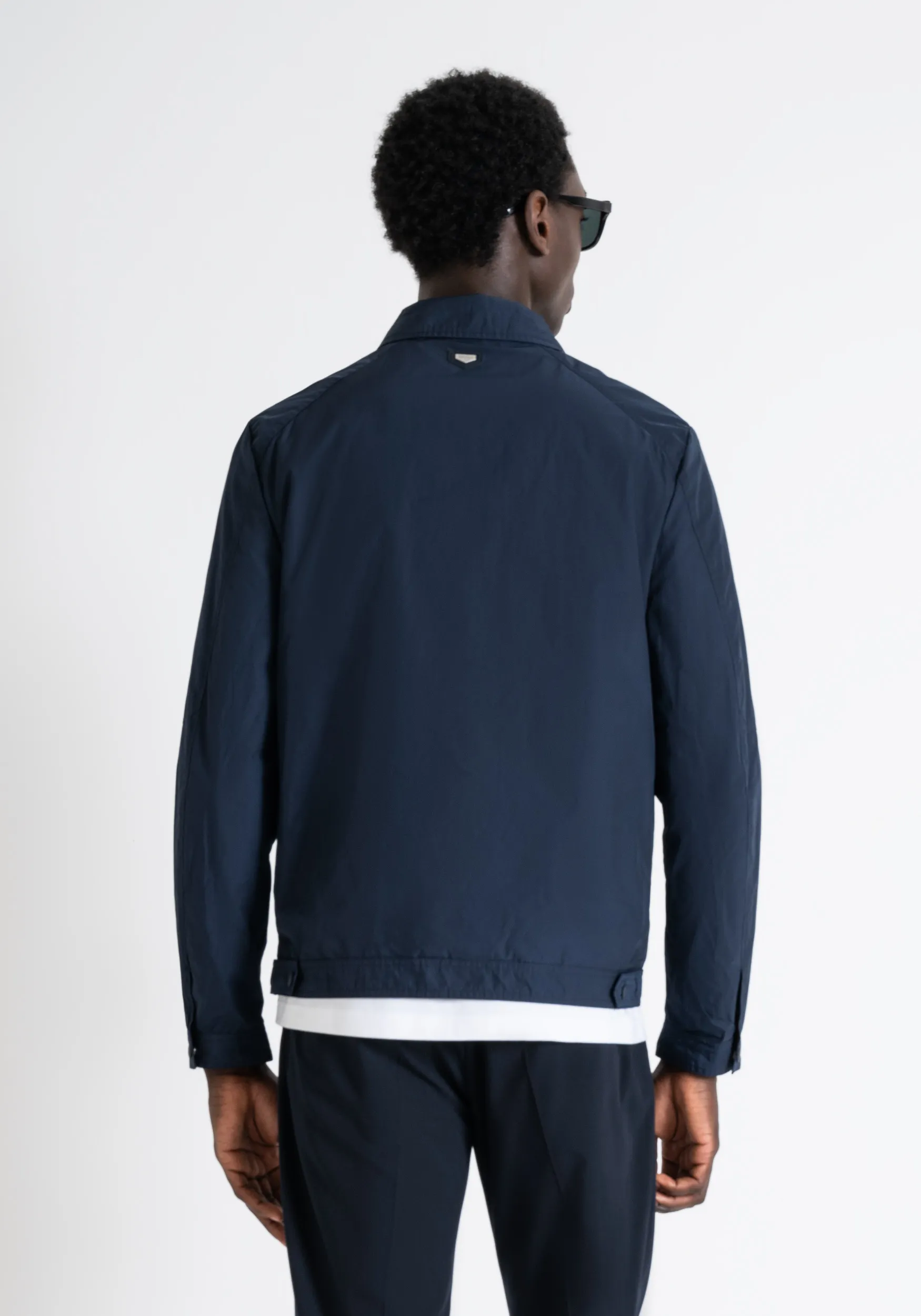 CHAQUETA REGULAR FIT DE SARGA TÉCNICA CON PLACA CON LOGOTIPO