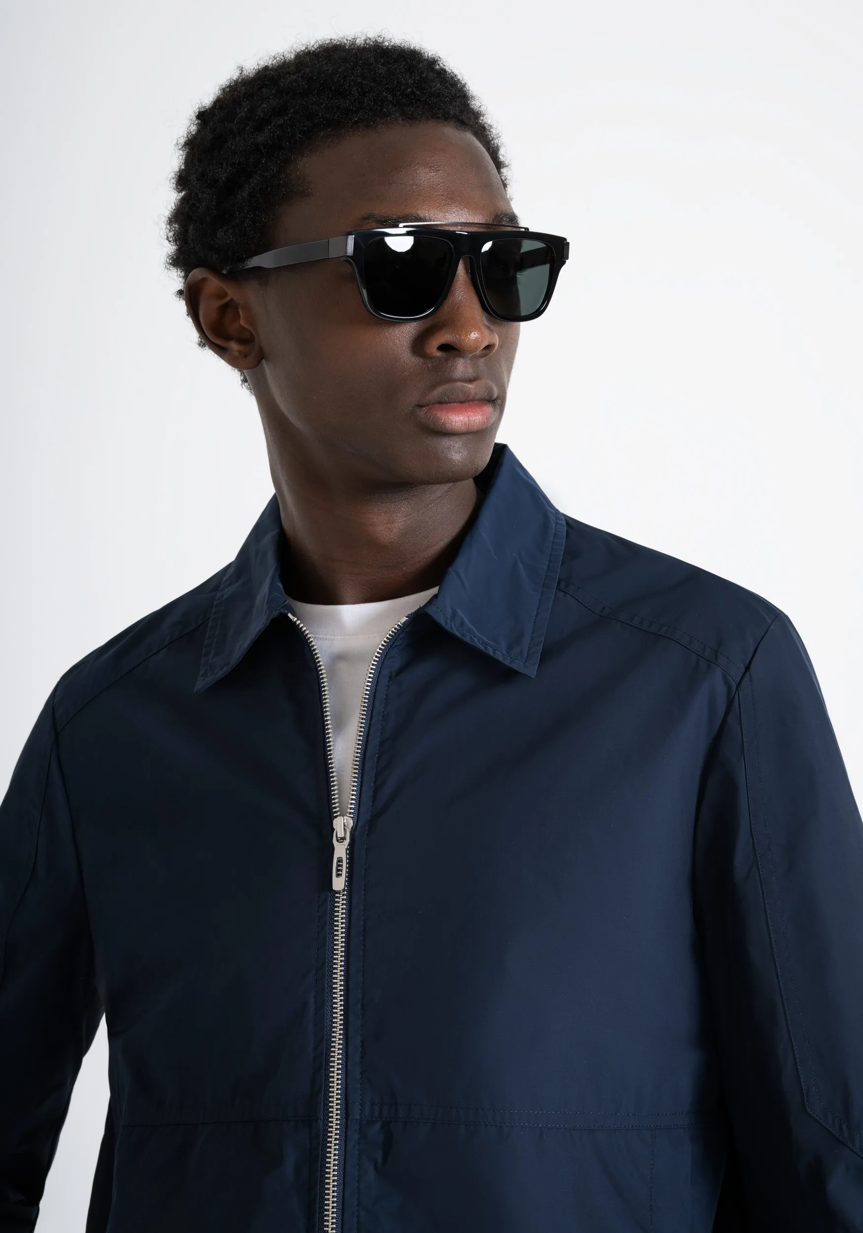 CHAQUETA REGULAR FIT DE SARGA TÉCNICA CON PLACA CON LOGOTIPO