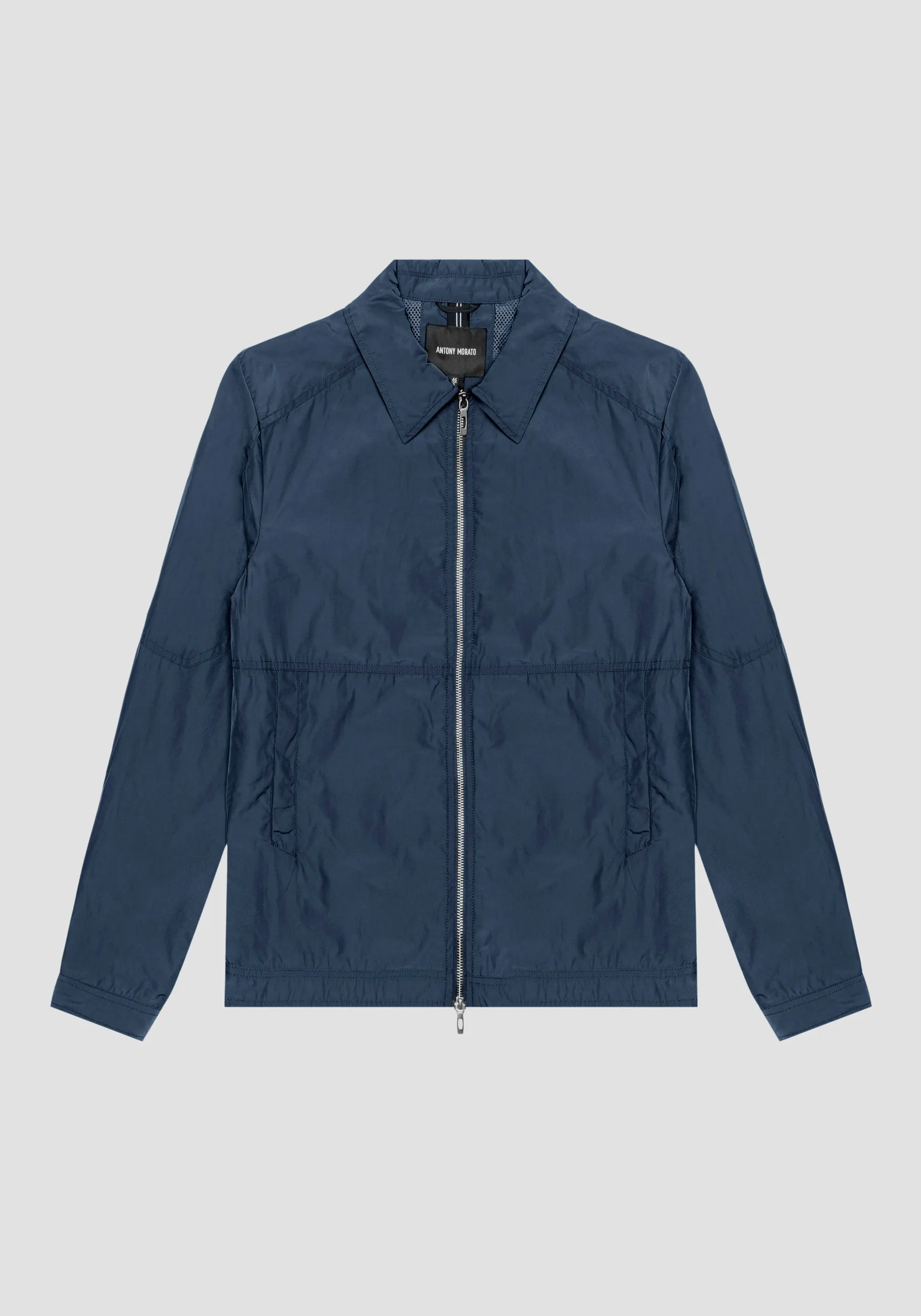 CHAQUETA REGULAR FIT DE SARGA TÉCNICA CON PLACA CON LOGOTIPO