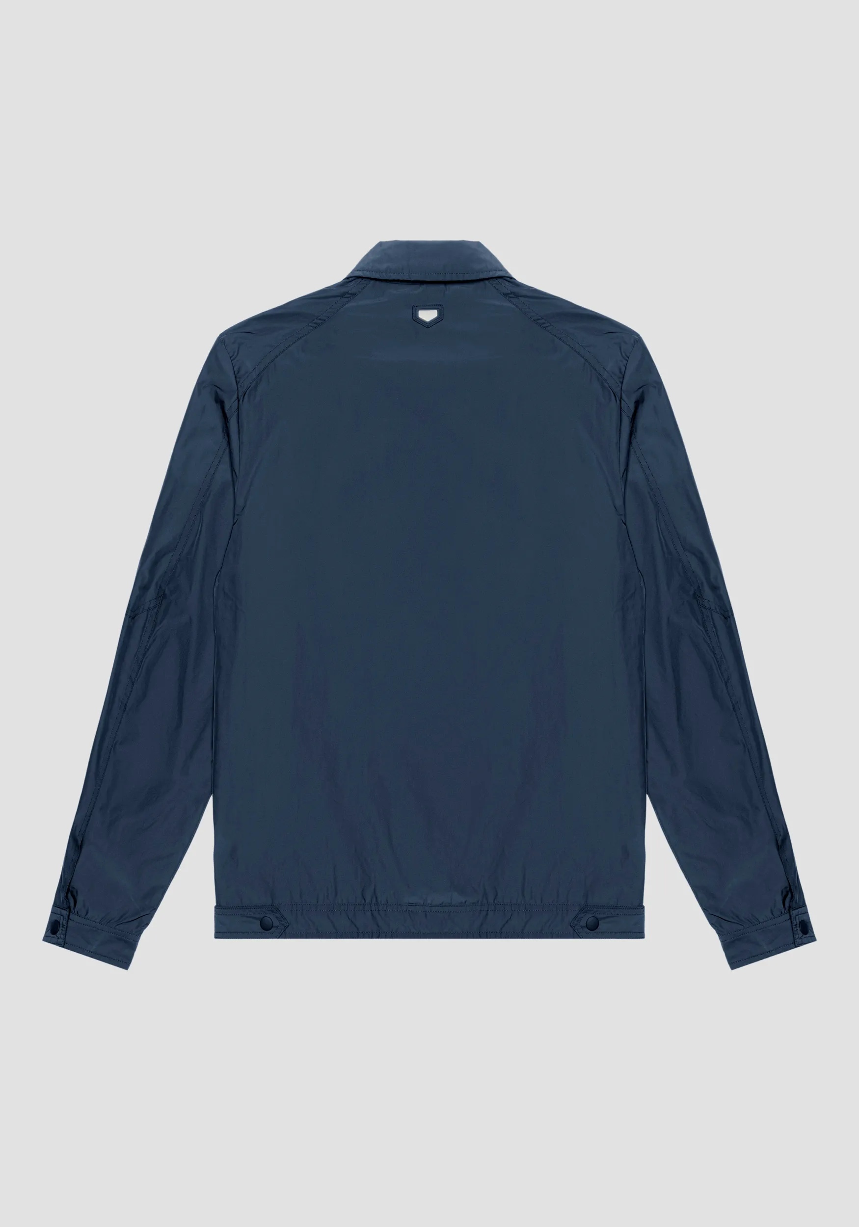 CHAQUETA REGULAR FIT DE SARGA TÉCNICA CON PLACA CON LOGOTIPO