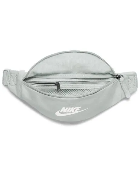 riñonera nike heritage plata de mujer.