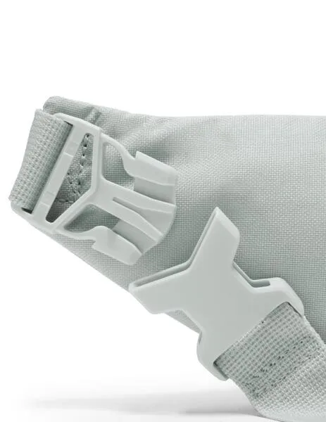 riñonera nike heritage plata de mujer.