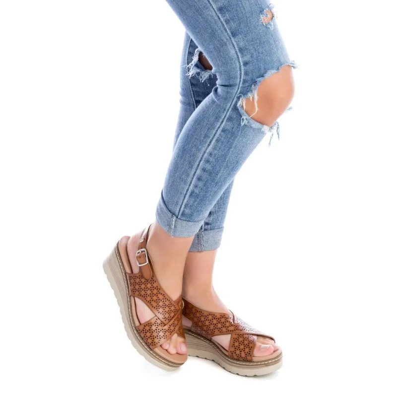 Sandalia de mujer XTI 140905 Taupe