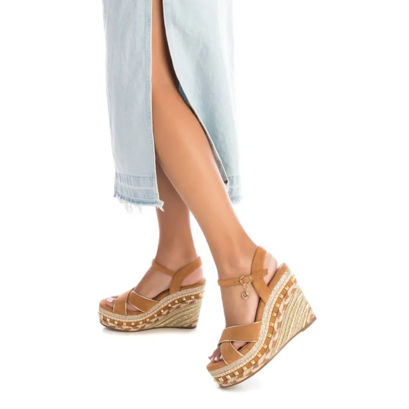 Sandalia de mujer XTI 142670 Camel